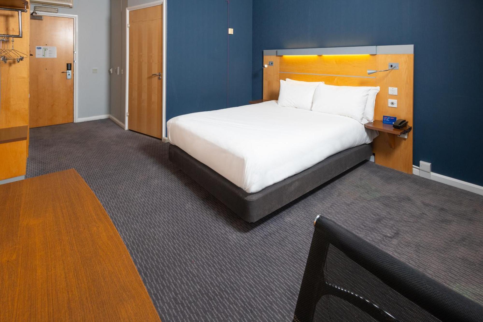 Express By Ihg Hotel Bedford